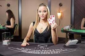Studio Live Baccarat joker768 dengan dealer profesional dan meja kartu real-time dalam studio multi-kamera