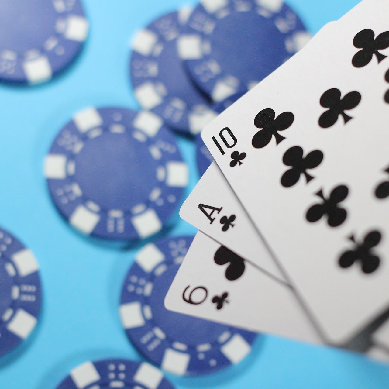 Roda Monopoly Live yang berputar dalam studio live dengan host profesional di platform joker768